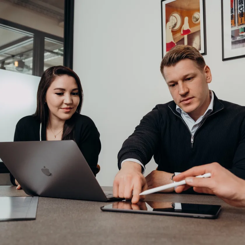 Tim Braun bespricht Unterlagen am Tablet