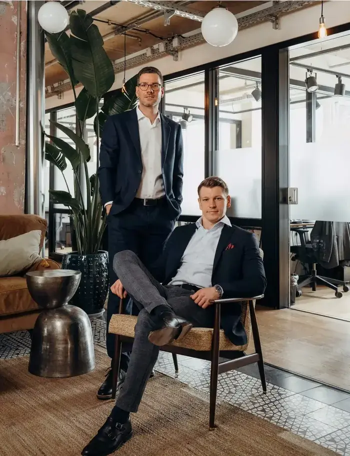 Christoph Schulze und Tim Braun im Büro